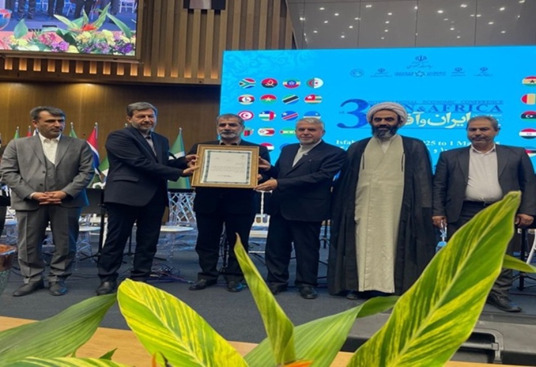 تجلیل از مدیرعامل بانک شهر در سومین اجلاس همکاری های ایران و آفریقا